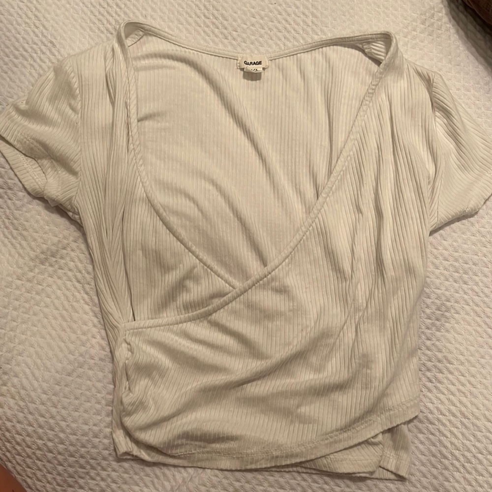 super cute cropped white shirt!
